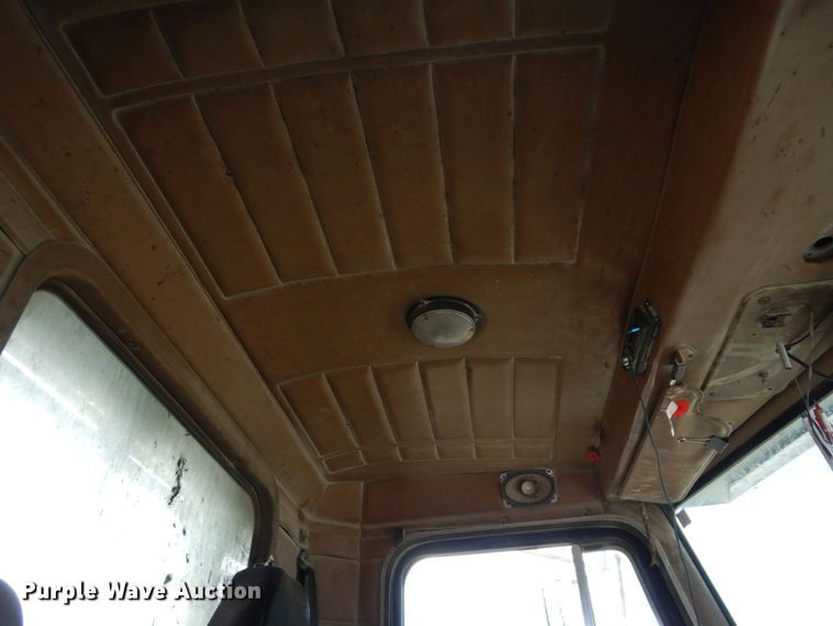 image for item DS1531 1993 Peterbilt 357  roll-off container truck