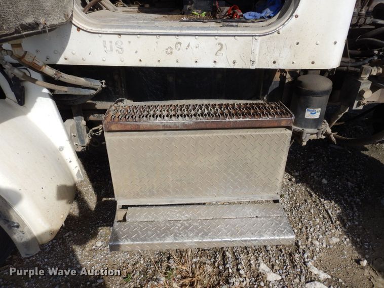 image for item DS1531 1993 Peterbilt 357  roll-off container truck