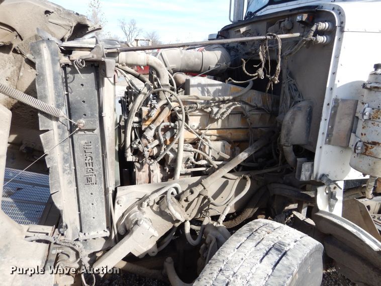 image for item DS1531 1993 Peterbilt 357  roll-off container truck