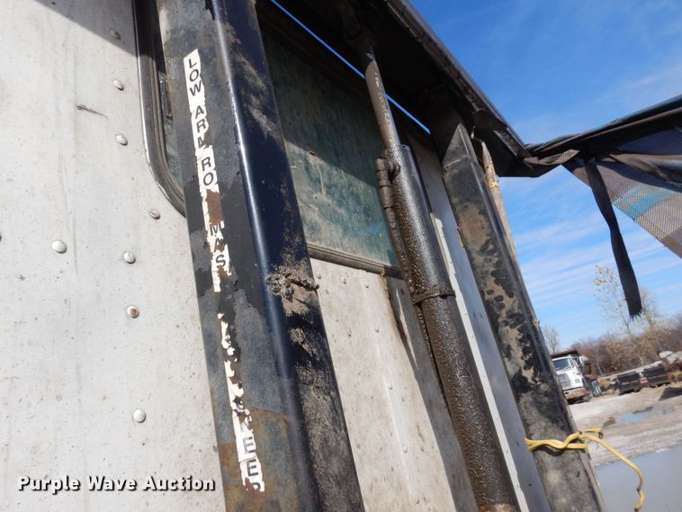 image for item DS1531 1993 Peterbilt 357  roll-off container truck