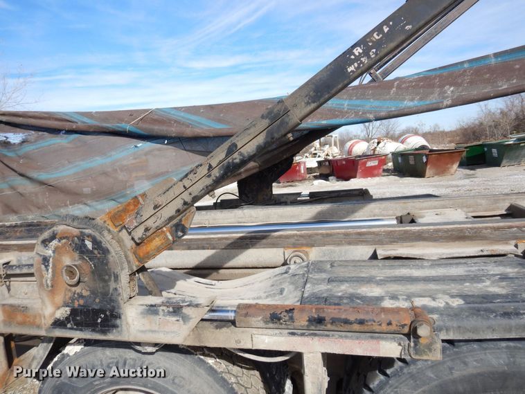 image for item DS1531 1993 Peterbilt 357  roll-off container truck