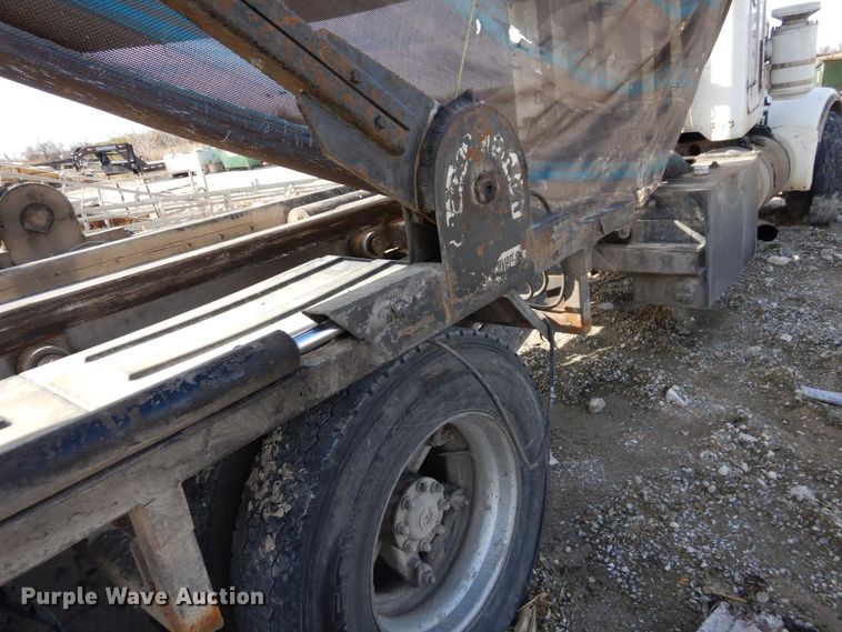 image for item DS1531 1993 Peterbilt 357  roll-off container truck