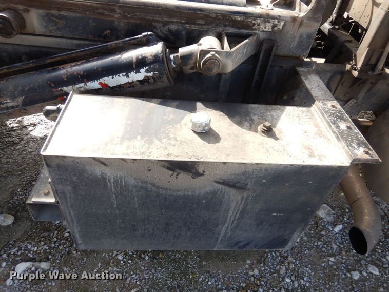 image for item DS1531 1993 Peterbilt 357  roll-off container truck