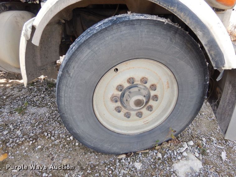 image for item DS1531 1993 Peterbilt 357  roll-off container truck