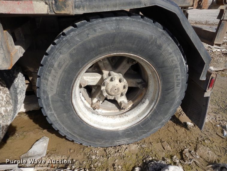 image for item DS1531 1993 Peterbilt 357  roll-off container truck