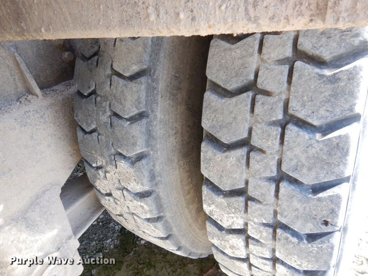 image for item DS1531 1993 Peterbilt 357  roll-off container truck