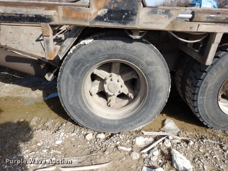 image for item DS1531 1993 Peterbilt 357  roll-off container truck