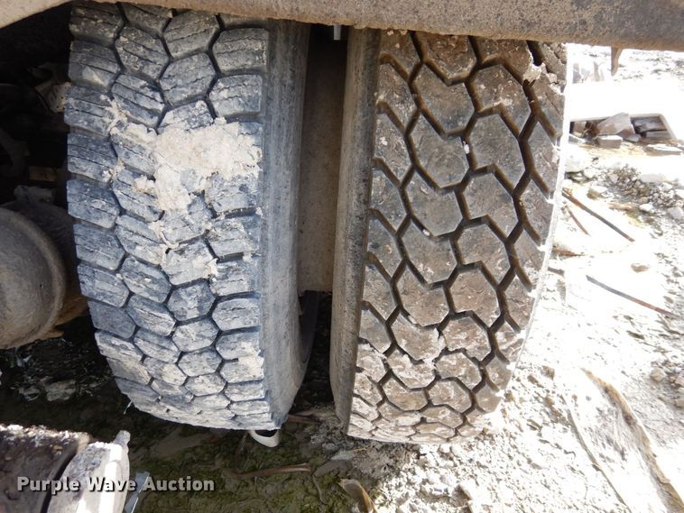 image for item DS1531 1993 Peterbilt 357  roll-off container truck