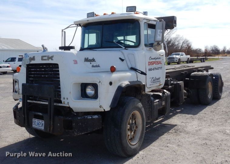 image for item DS1532 1991 Mack DM690S  roll-off container truck