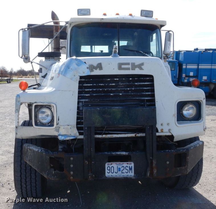 image for item DS1532 1991 Mack DM690S  roll-off container truck