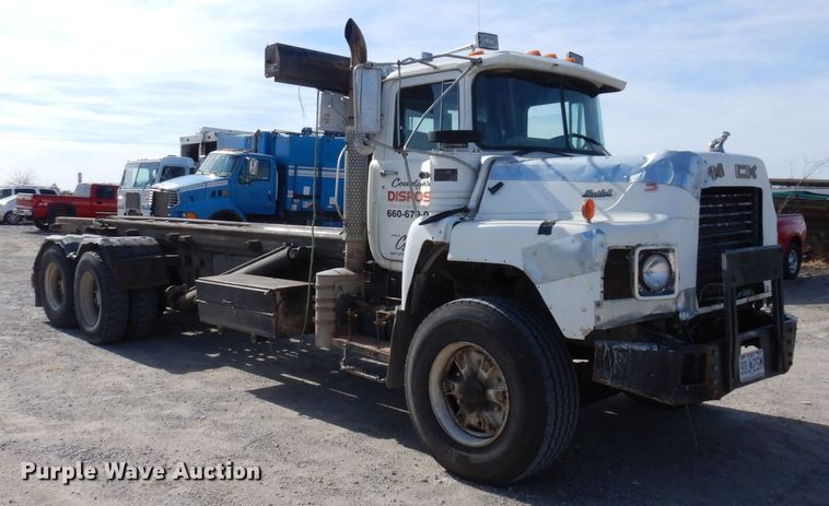 image for item DS1532 1991 Mack DM690S  roll-off container truck