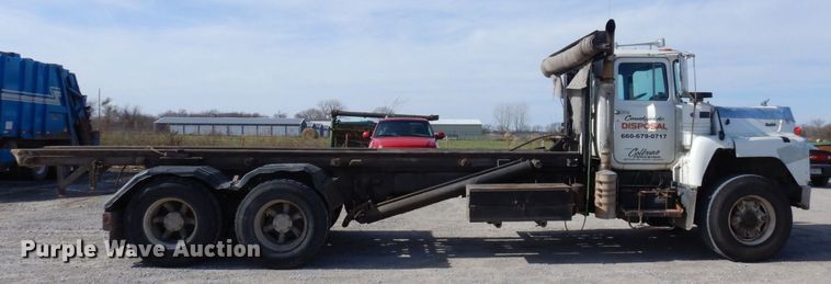 image for item DS1532 1991 Mack DM690S  roll-off container truck