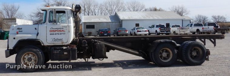 image for item DS1532 1991 Mack DM690S  roll-off container truck