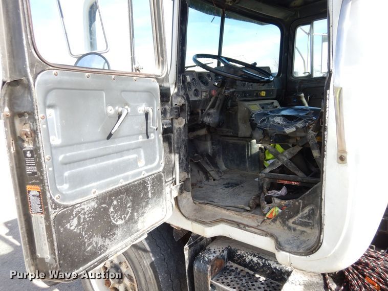 image for item DS1532 1991 Mack DM690S  roll-off container truck