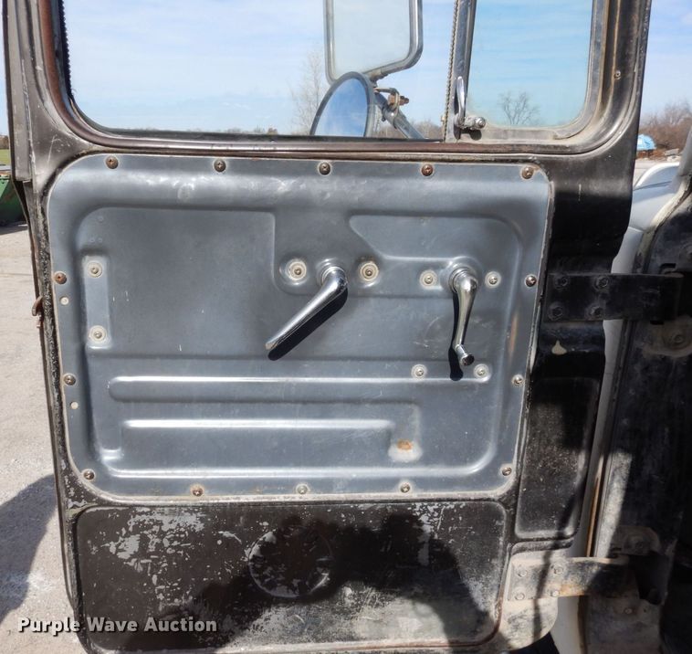 image for item DS1532 1991 Mack DM690S  roll-off container truck