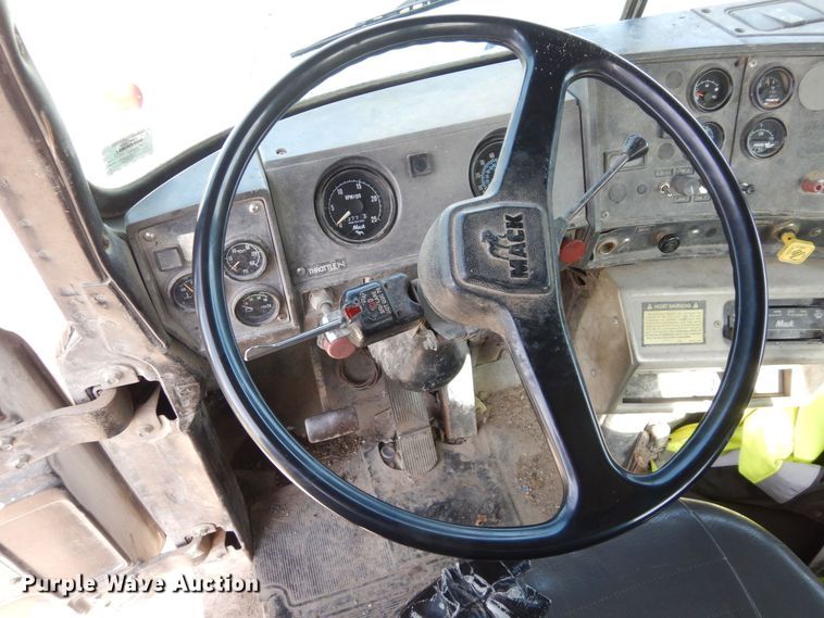 image for item DS1532 1991 Mack DM690S  roll-off container truck