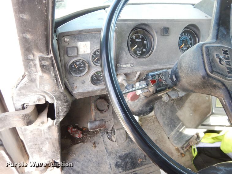 image for item DS1532 1991 Mack DM690S  roll-off container truck