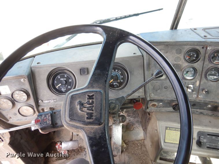 image for item DS1532 1991 Mack DM690S  roll-off container truck