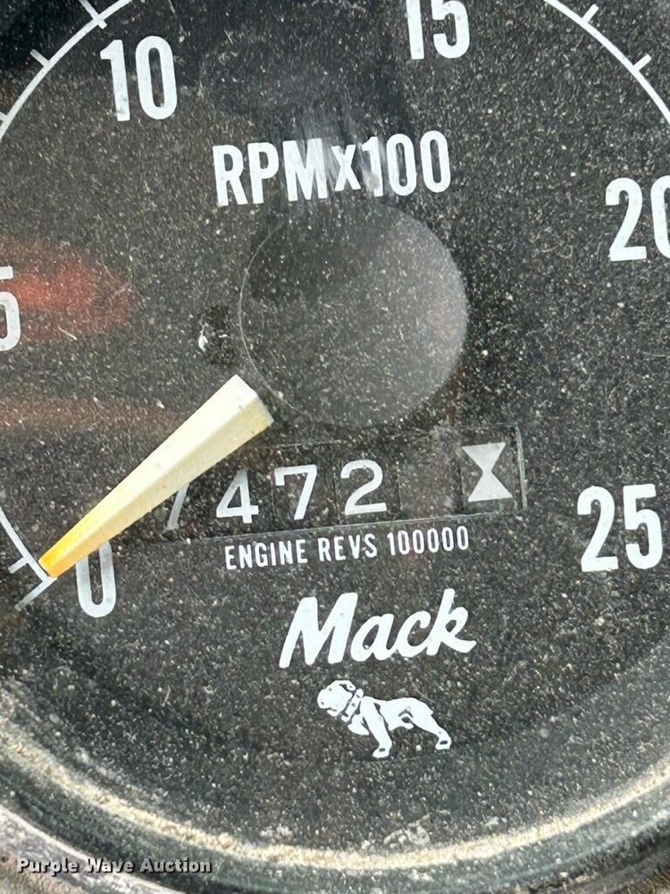 image for item DS1532 1991 Mack DM690S  roll-off container truck