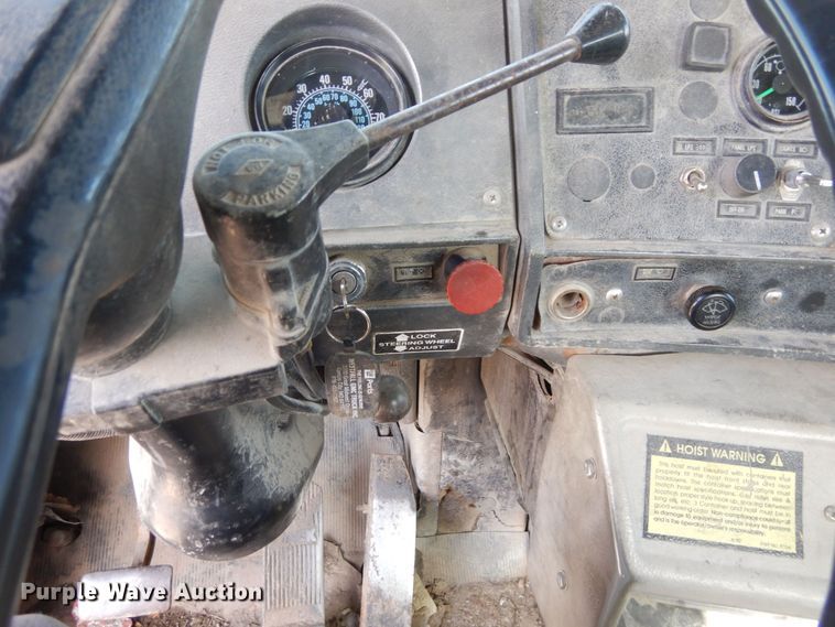 image for item DS1532 1991 Mack DM690S  roll-off container truck