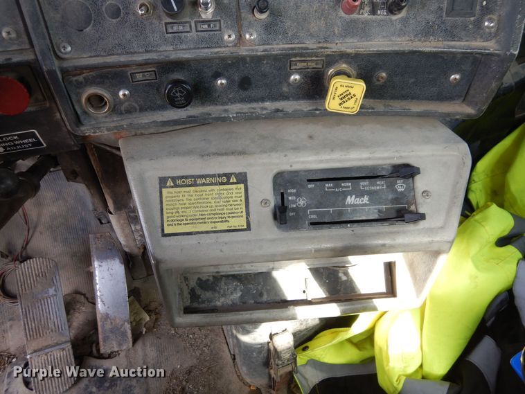 image for item DS1532 1991 Mack DM690S  roll-off container truck