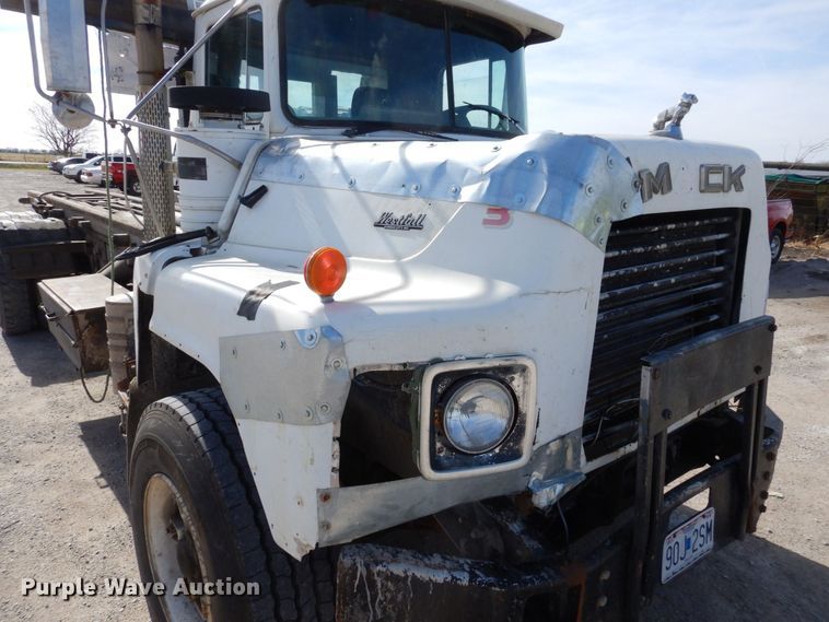 image for item DS1532 1991 Mack DM690S  roll-off container truck