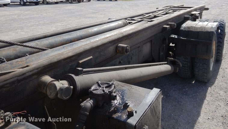 image for item DS1532 1991 Mack DM690S  roll-off container truck