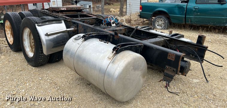 image for item JU9716 Peterbilt  truck chassis