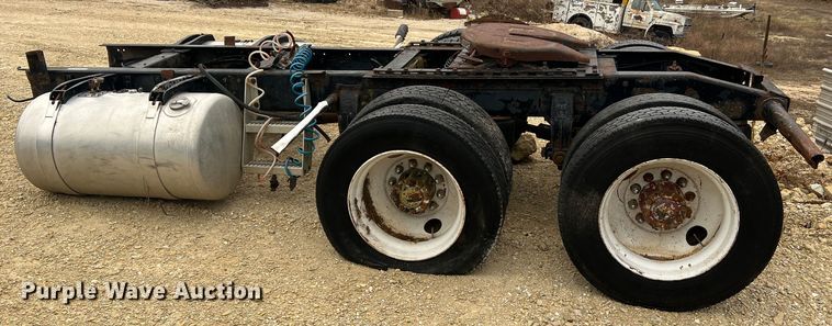 image for item JU9716 Peterbilt  truck chassis