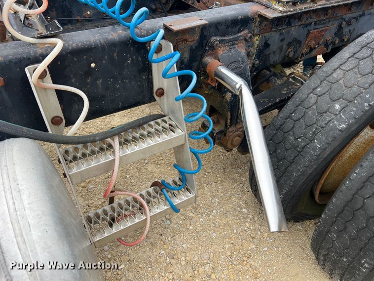 image for item JU9716 Peterbilt  truck chassis