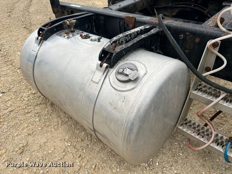 image for item JU9716 Peterbilt  truck chassis