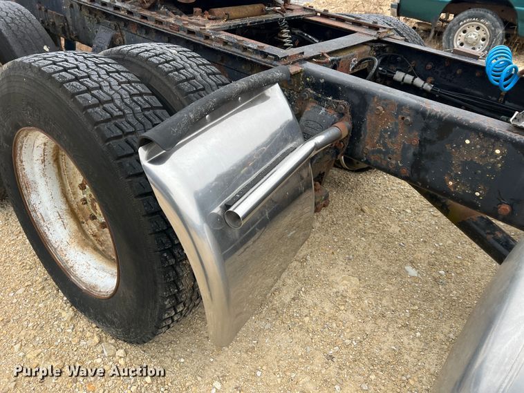 image for item JU9716 Peterbilt  truck chassis