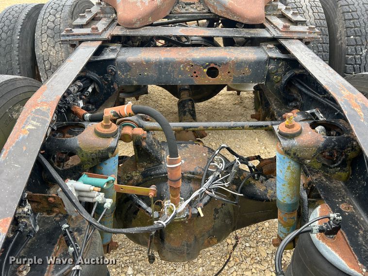 image for item JU9716 Peterbilt  truck chassis