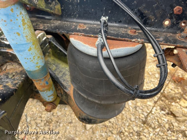 image for item JU9716 Peterbilt  truck chassis