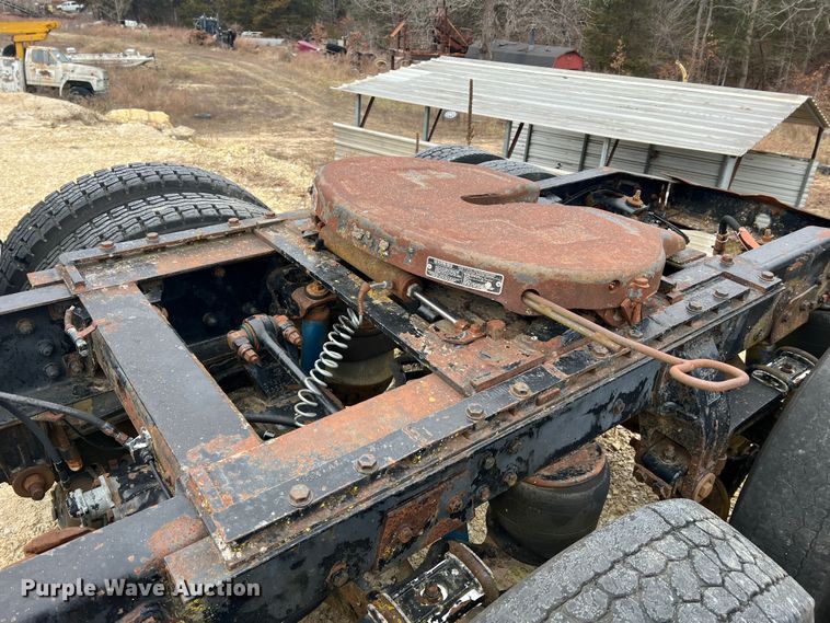 image for item JU9716 Peterbilt  truck chassis