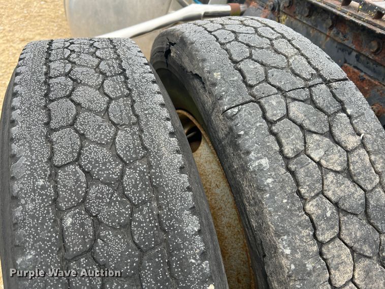 image for item JU9716 Peterbilt  truck chassis