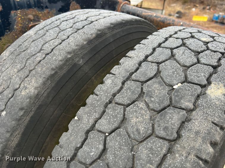 image for item JU9716 Peterbilt  truck chassis