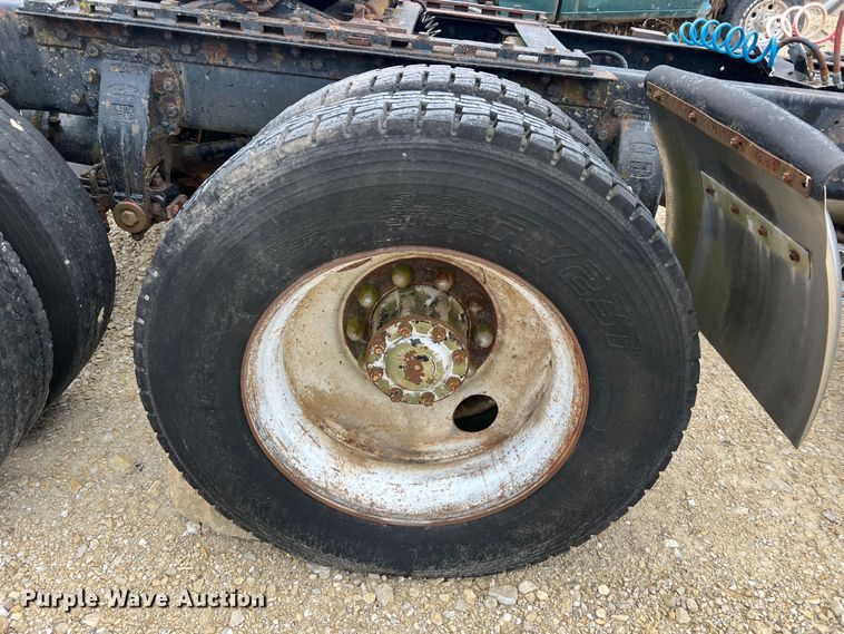 image for item JU9716 Peterbilt  truck chassis