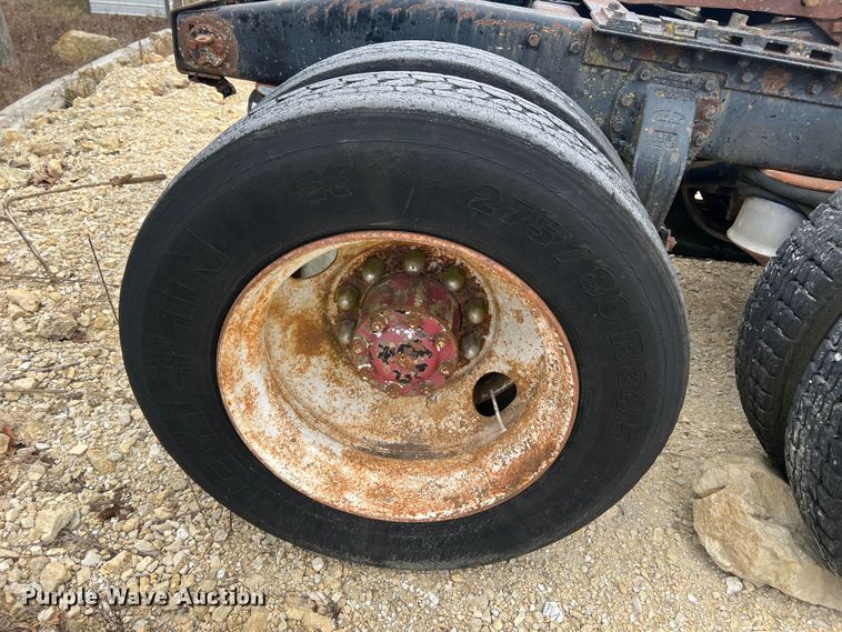 image for item JU9716 Peterbilt  truck chassis