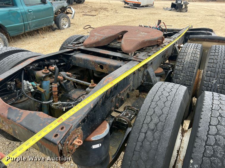 image for item JU9716 Peterbilt  truck chassis