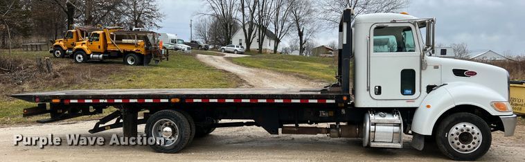 image for item JU9726 2008 Peterbilt 335  rollback truck