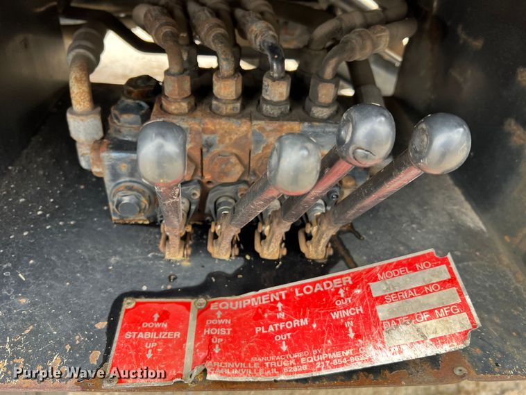 image for item JU9726 2008 Peterbilt 335  rollback truck