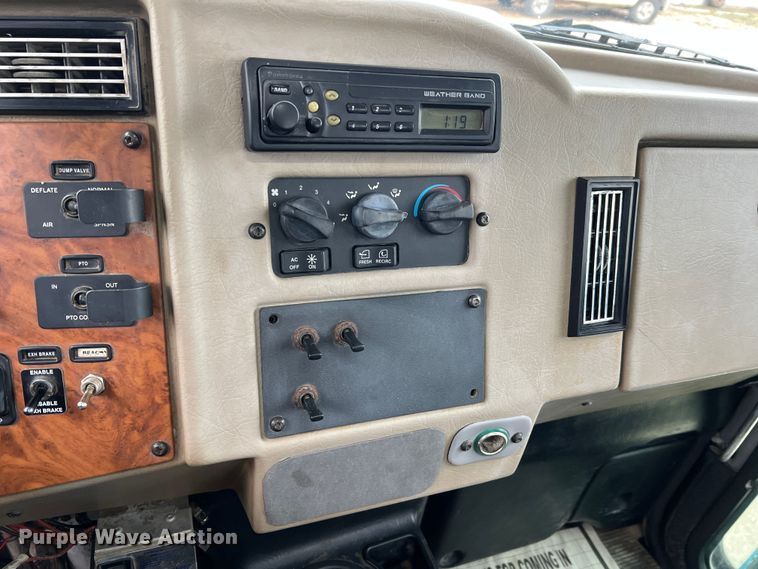 image for item JU9726 2008 Peterbilt 335  rollback truck