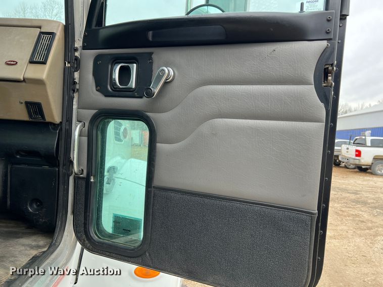 image for item JU9726 2008 Peterbilt 335  rollback truck