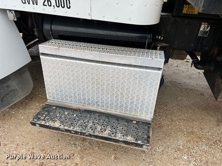 image for item JU9726 2008 Peterbilt 335  rollback truck