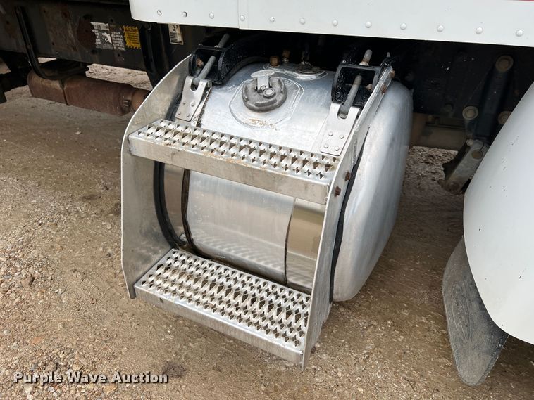 image for item JU9726 2008 Peterbilt 335  rollback truck