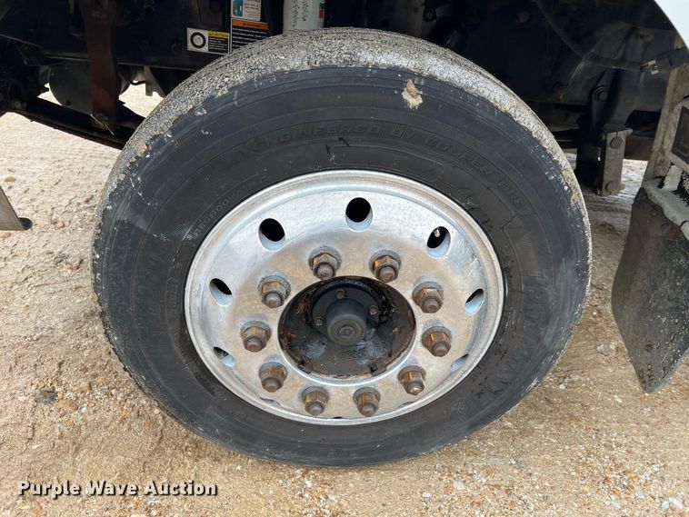 image for item JU9726 2008 Peterbilt 335  rollback truck