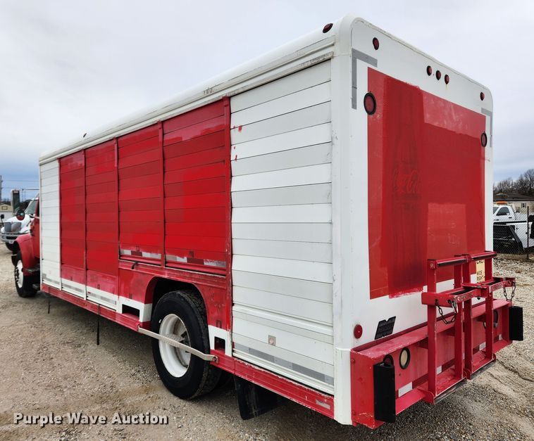 image for item KT9516 2000 International 4900  delivery truck