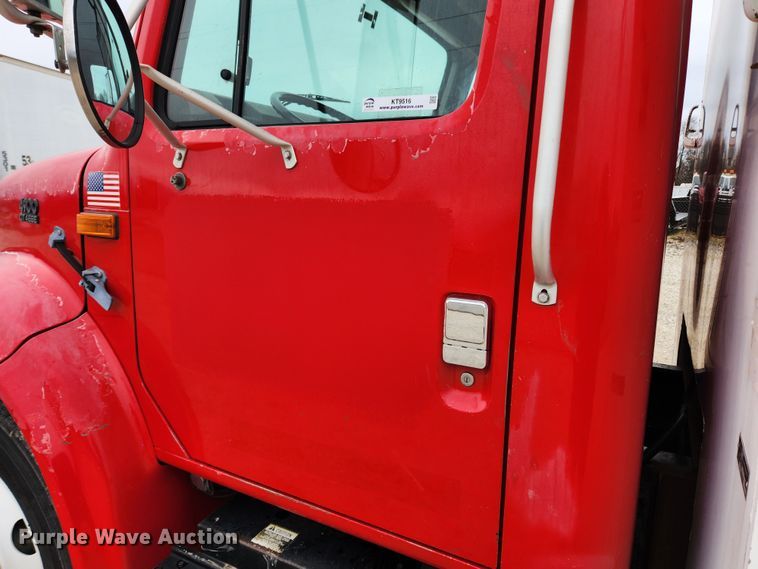 image for item KT9516 2000 International 4900  delivery truck