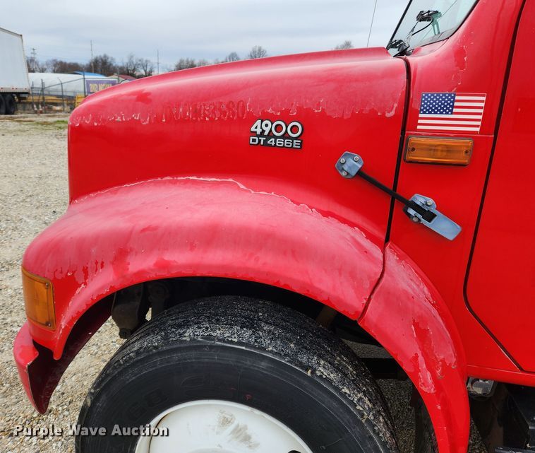 image for item KT9516 2000 International 4900  delivery truck